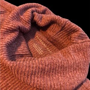 American Eagle women’s S mauve ribbed turtleneck long sleeve shirt